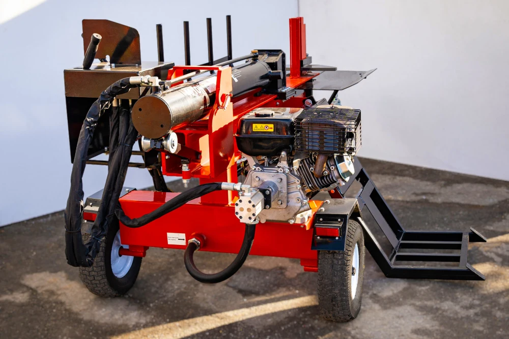 Bencinski cepilnik na prikolici Euroforest CB 40T-PR