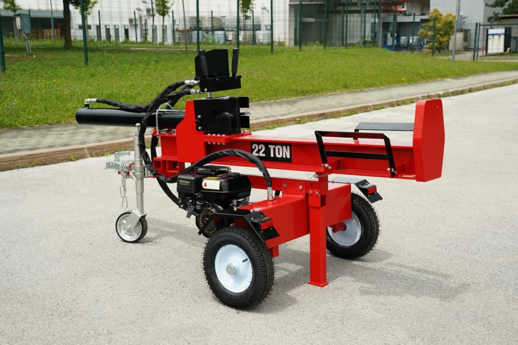 Bencinski cepilnik na prikolici EuroForest CB22T-PR
