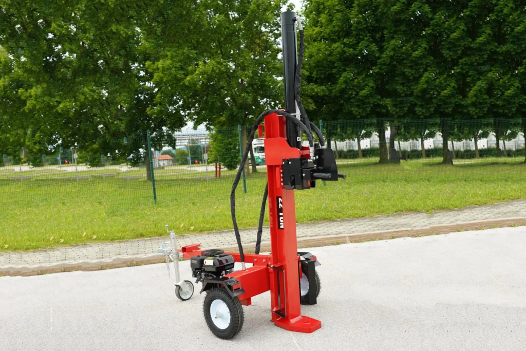 Bencinski cepilnik na prikolici EuroForest CB22T-PR