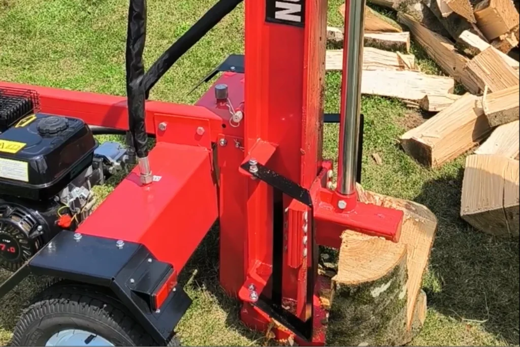 Bencinski cepilnik na prikolici EuroForest CB22T-PR